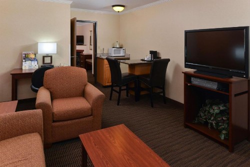 Best Western Plus Landmark Inn - image 36