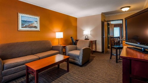 Best Western Plus Landmark Inn - image 4