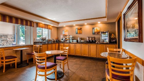 Best Western Plus Landmark Inn - image 42