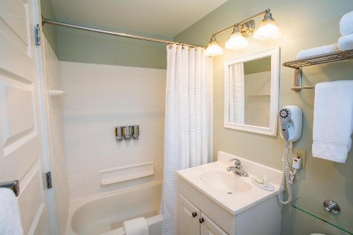 Looking Glass Inn - image 2