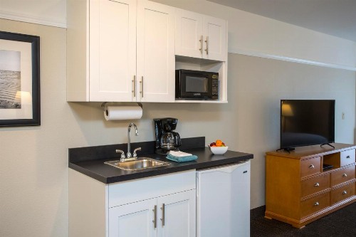 Looking Glass Inn - image 4