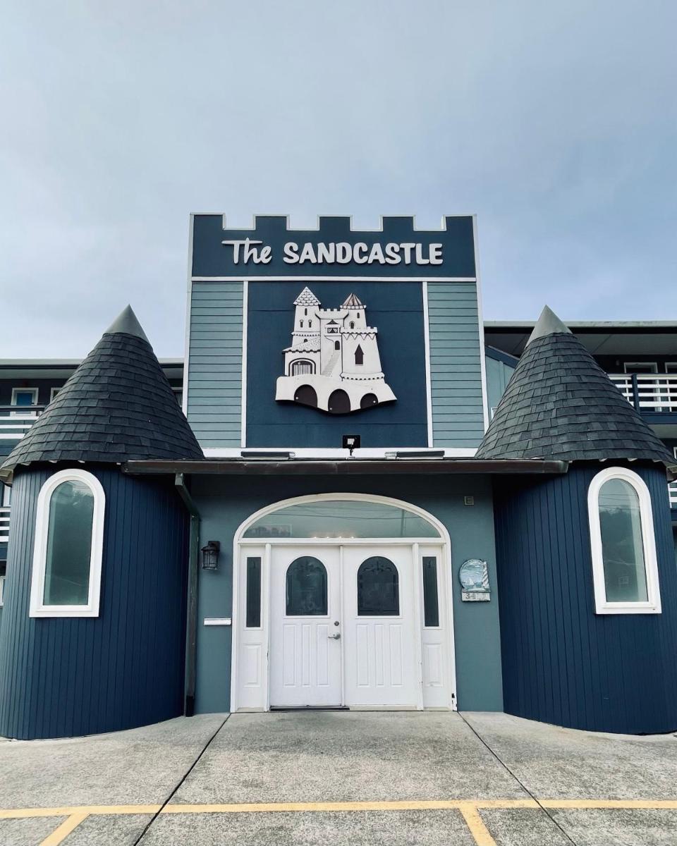 Sandcastle Beachfront Motel - main image