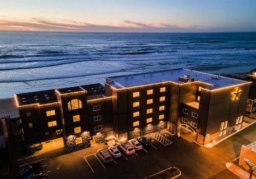 Starfish Manor Oceanfront Hotel - image 1