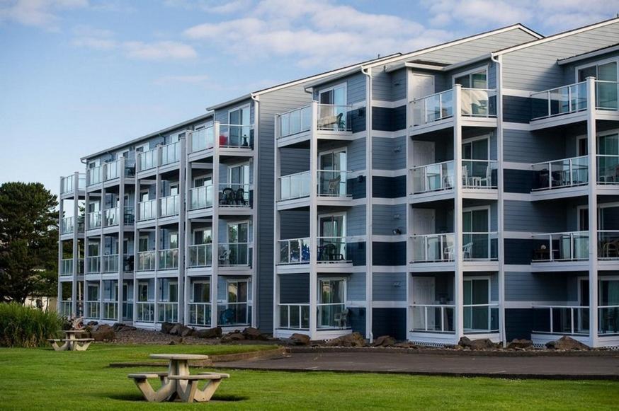 Waters Edge 402 - main image