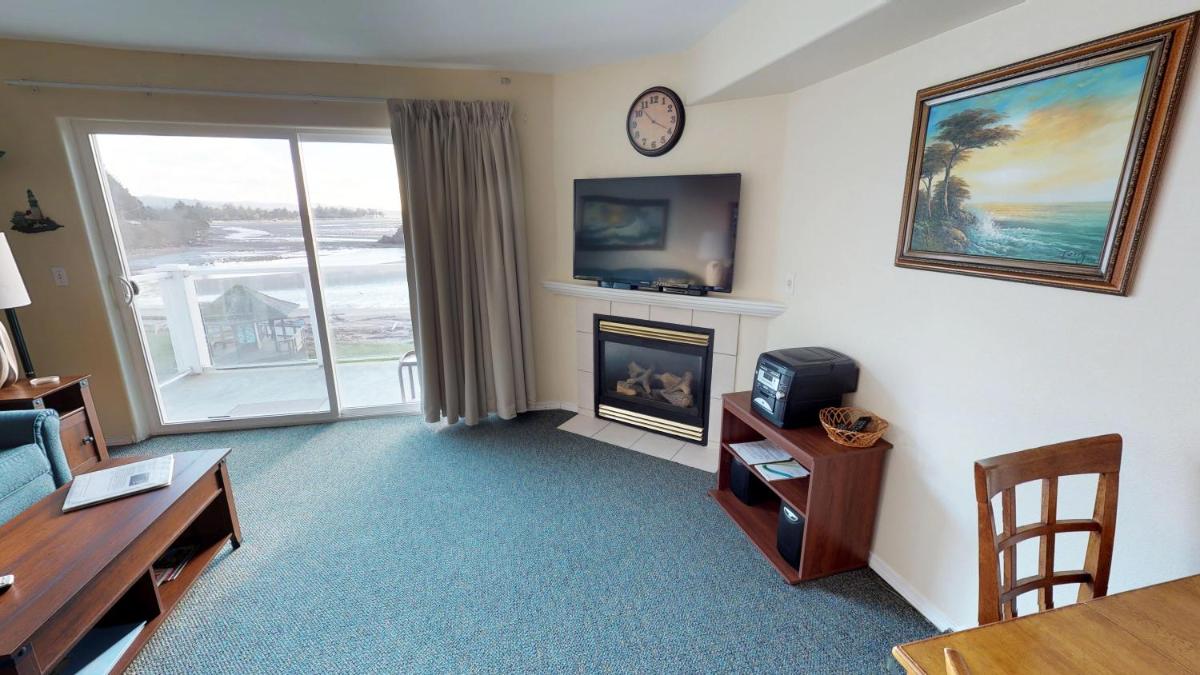 Waters Edge 404 - image 6