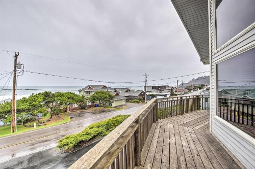 Logan Road Lookout Lincoln City Home with Game Room - image 9