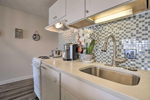 Seas The Day Lincoln City Condo Steps from Beach - image 2
