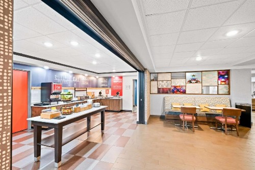 Hampton Inn South Heritage Park - image 12