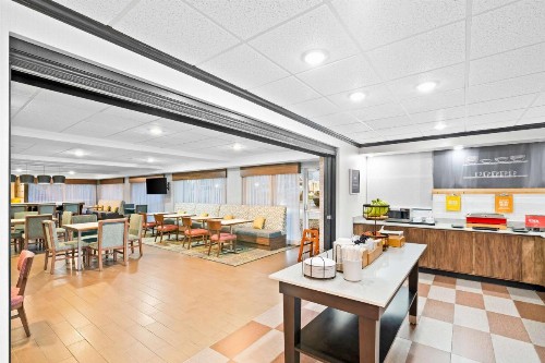 Hampton Inn South Heritage Park - image 14