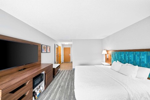 Hampton Inn South Heritage Park - image 19