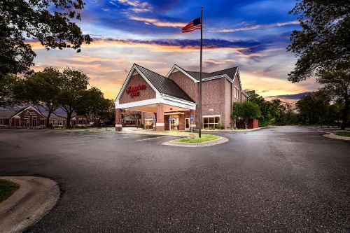 Hampton Inn South Heritage Park - image 2