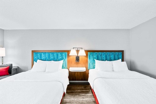 Hampton Inn South Heritage Park - image 20
