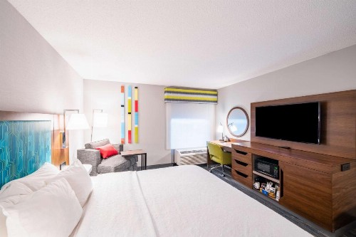 Hampton Inn South Heritage Park - image 21