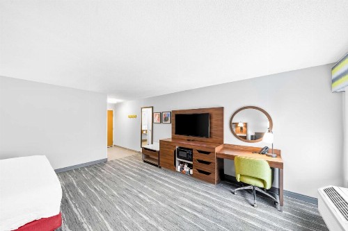 Hampton Inn South Heritage Park - image 26