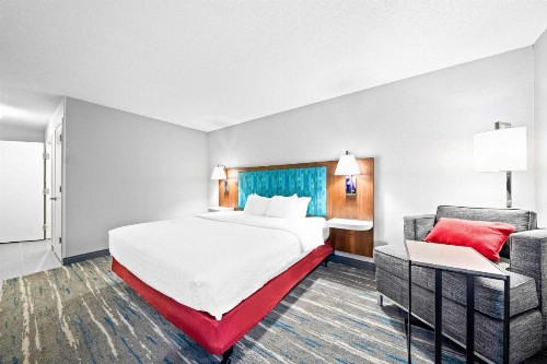 Hampton Inn South Heritage Park - image 28