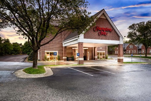 Hampton Inn South Heritage Park - image 3