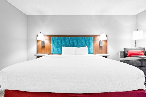Hampton Inn South Heritage Park - image 30