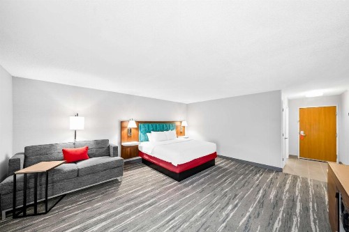 Hampton Inn South Heritage Park - image 35
