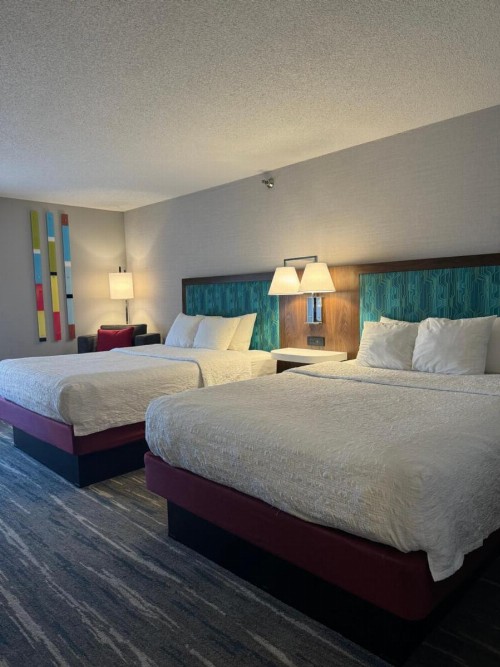 Hampton Inn South Heritage Park - image 38