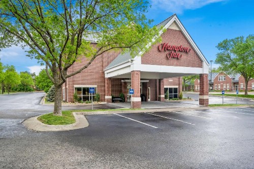 Hampton Inn South Heritage Park - image 4