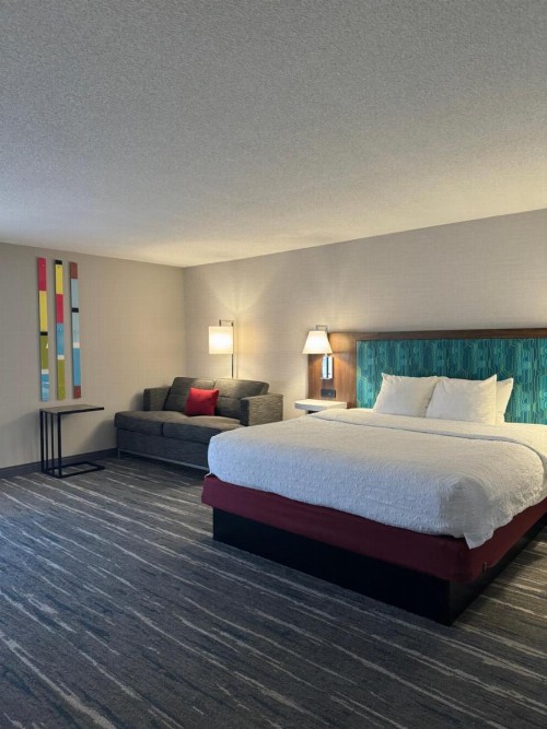 Hampton Inn South Heritage Park - image 42