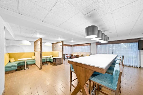 Hampton Inn South Heritage Park - image 6