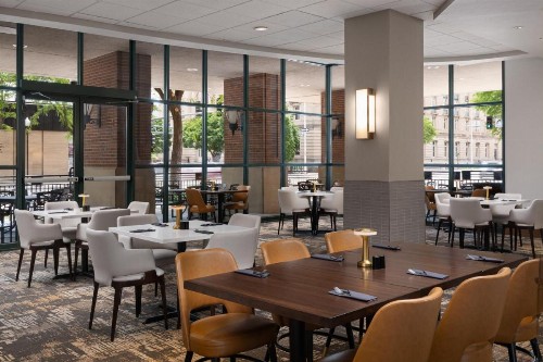 Embassy Suites Lincoln - image 10