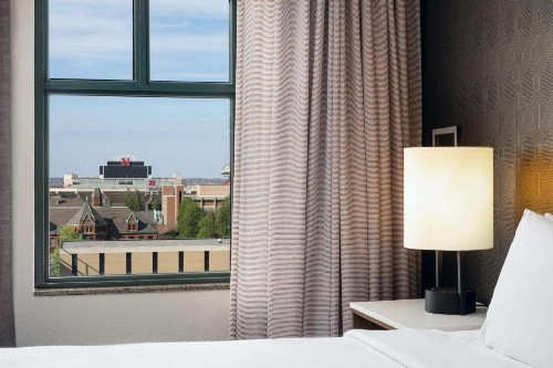 Embassy Suites Lincoln - image 15