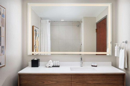 Embassy Suites Lincoln - image 18