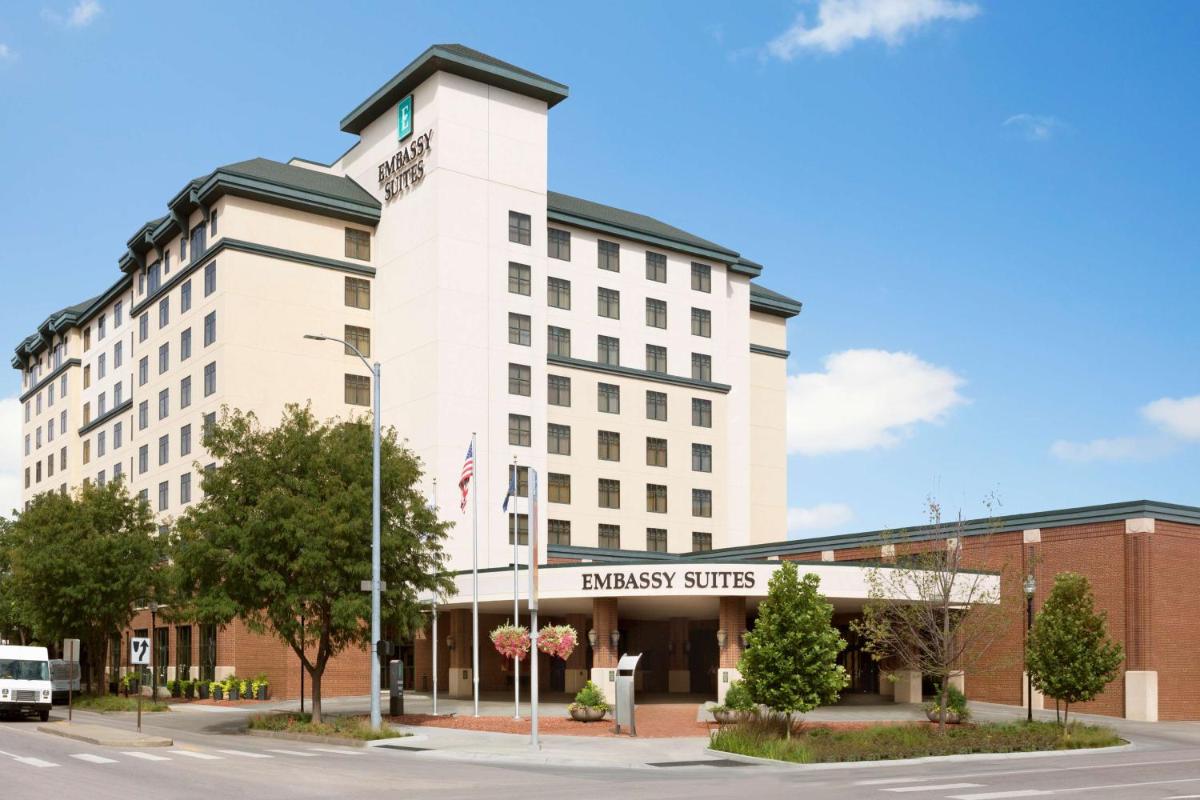 Embassy Suites Lincoln - image 2