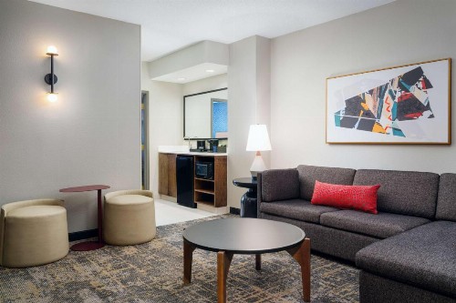 Embassy Suites Lincoln - image 34