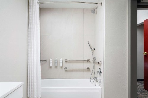 Embassy Suites Lincoln - image 36