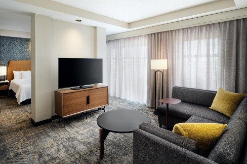 Embassy Suites Lincoln - image 42
