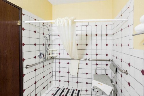 Quality Inn & Suites Lincoln - image 11