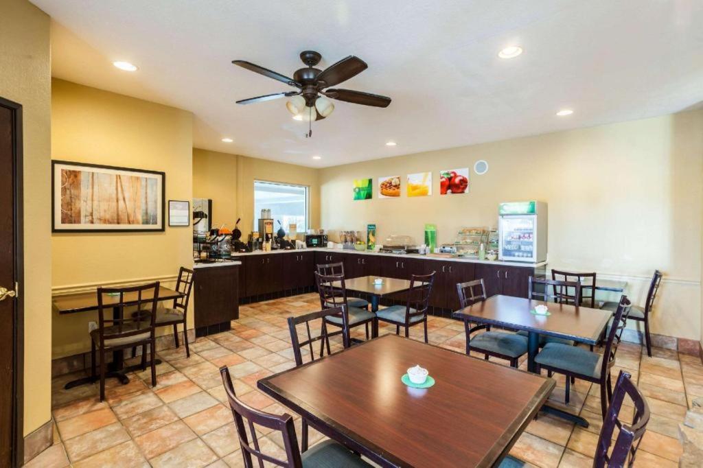 Quality Inn & Suites Lincoln - image 4
