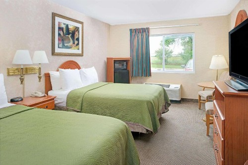 Travelodge by Wyndham Lincoln Airport I-80 - image 3
