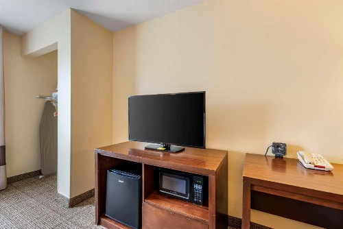 Comfort Suites Lincoln East - image 12