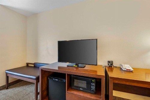 Comfort Suites Lincoln East - image 14