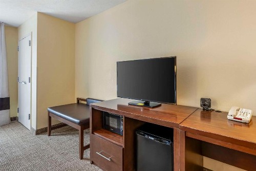 Comfort Suites Lincoln East - image 23