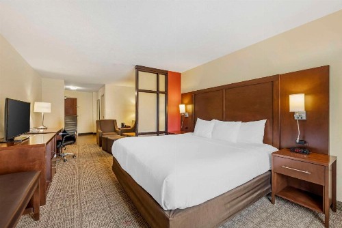 Comfort Suites Lincoln East - image 3