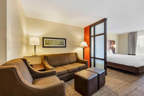 Comfort Suites Lincoln East - image 30