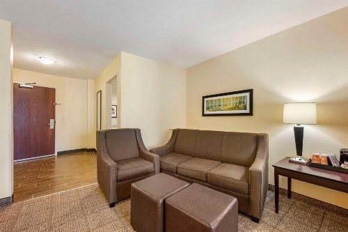 Comfort Suites Lincoln East - image 32