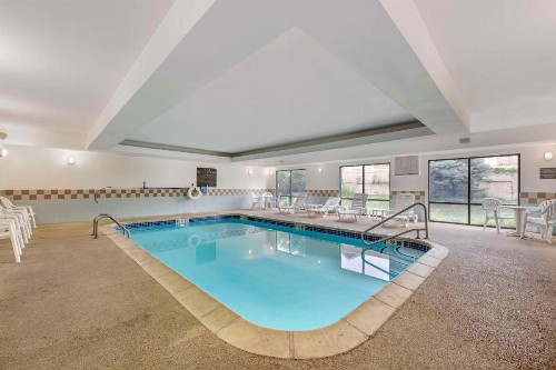 Comfort Suites Lincoln East - image 36
