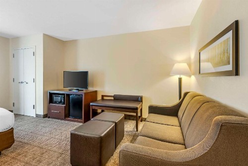 Comfort Suites Lincoln East - image 39