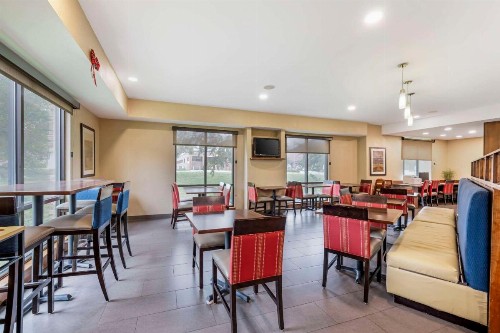 Comfort Suites Lincoln East - image 4
