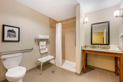 Comfort Suites Lincoln East - image 40