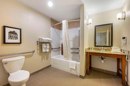 Comfort Suites Lincoln East - image 41