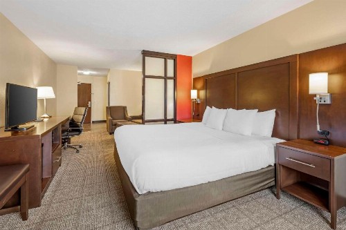 Comfort Suites Lincoln East - image 42