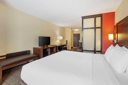 Comfort Suites Lincoln East - image 5