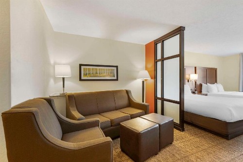 Comfort Suites Lincoln East - image 7